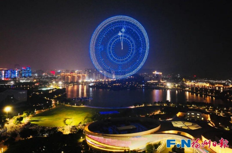4月28日，无人机集群光影秀。