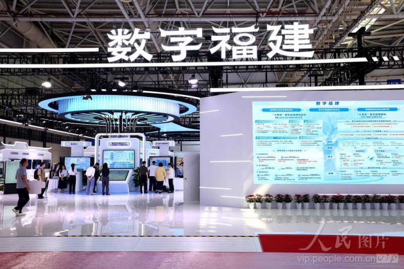 4月28日，市民在第九届数字中国建设峰会现场体验区参观。