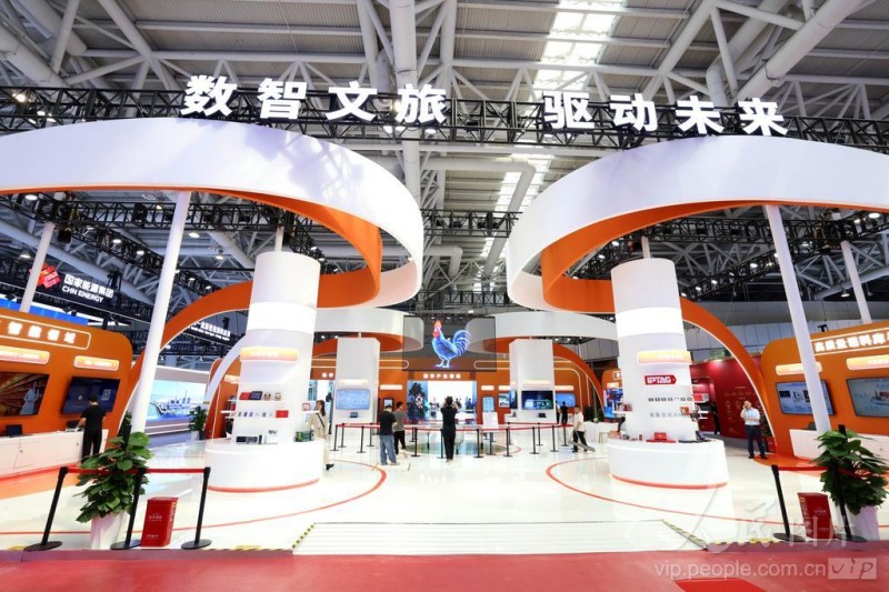 4月28日，市民在第九届数字中国建设峰会现场体验区参观。