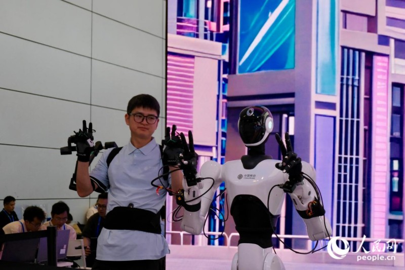 机器人能够实时模仿人的动作。人民网 欧阳奕奕 摄