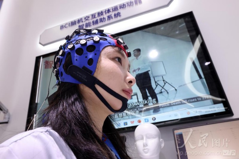 4月28日，第九届数字中国建设峰会现场体验区，参展企业在展示的BCI脑机交互肢体运动功能智能辅助系统。