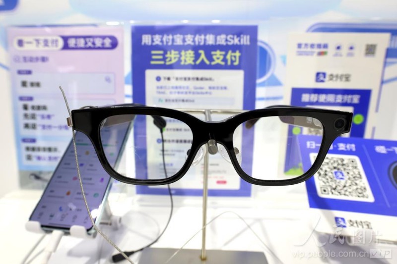 4月28日，观众在第九届数字中国建设峰会现场体验区参观。