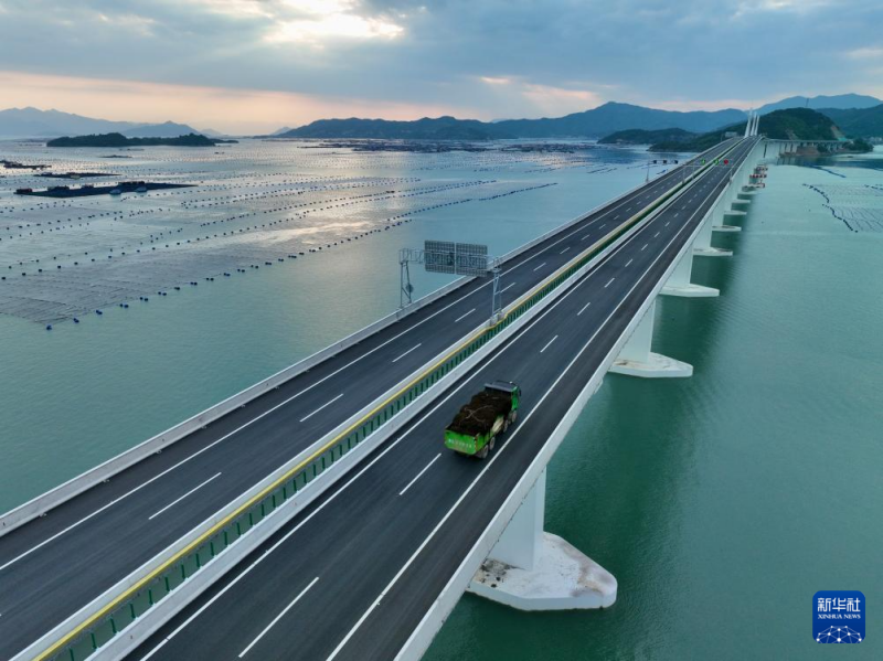4月25日，一辆运送海带的货车在宁上高速公路东吾洋特大桥上行驶（无人机照片）。新华社记者 姜克红 摄