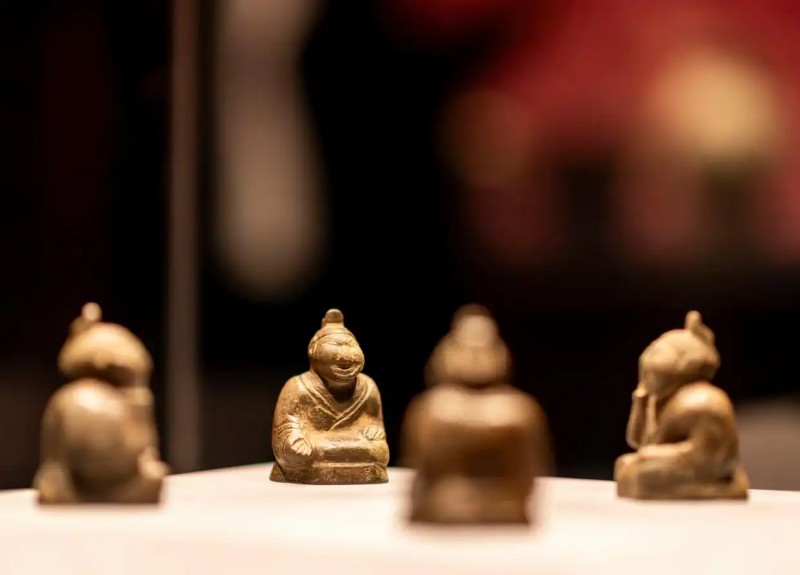 这是展出的人形青铜镇（4月29日摄）。新华社记者 魏培全 摄