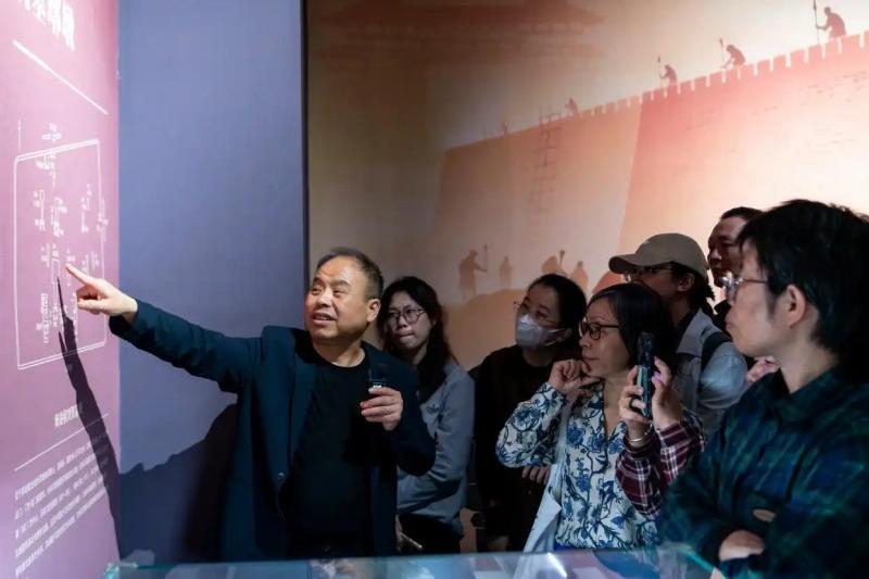 4月29日，海昏侯墓考古领队杨军（左一）在展览现场向观众介绍海昏侯墓考古发掘的幕后故事。新华社记者 魏培全 摄