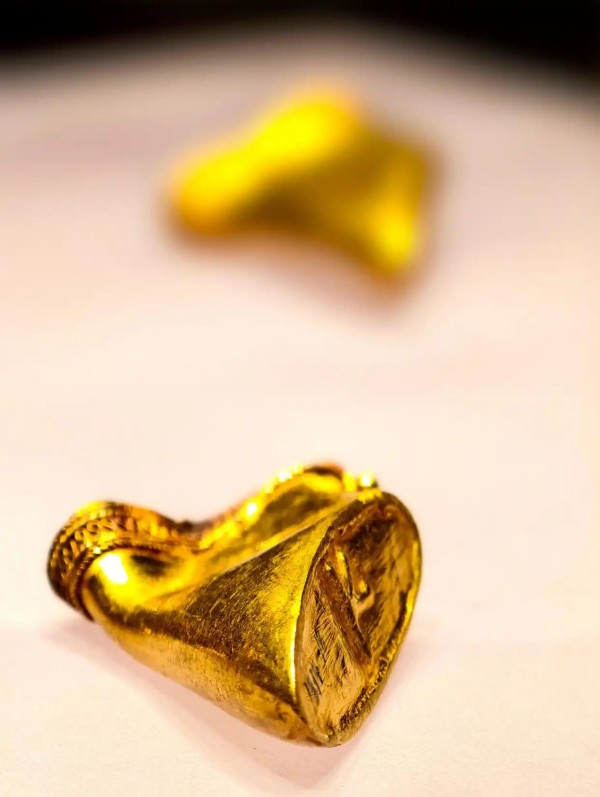 这是现场展出的2000年前的麟趾金（4月29日摄）。新华社记者 魏培全 摄