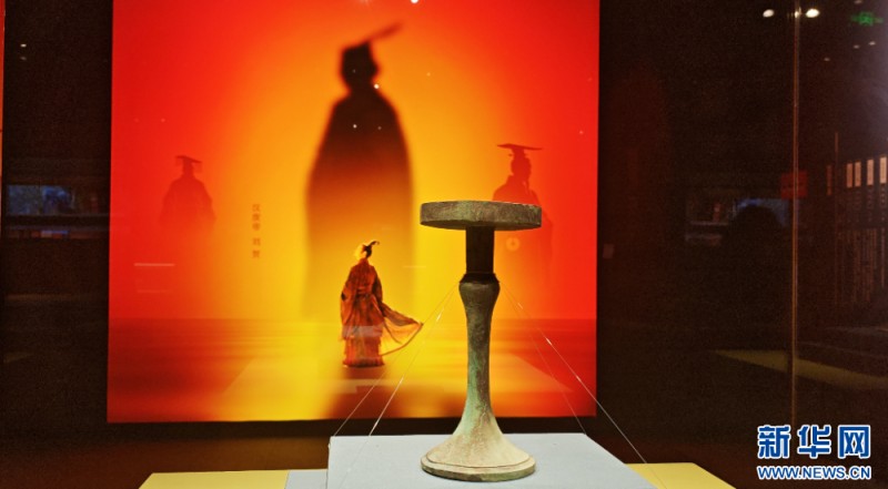 展览展出的“李姬家”铭文青铜豆形灯。考古专家猜测此灯应为刘贺祖母李夫人旧物，后传于子孙，由刘贺携至封地。新华网 刘丰 摄