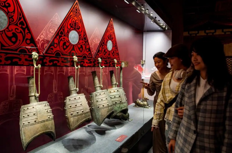 观众在观赏海昏侯墓出土的乐器三堵悬乐（4月29日摄）。新华社记者 魏培全 摄