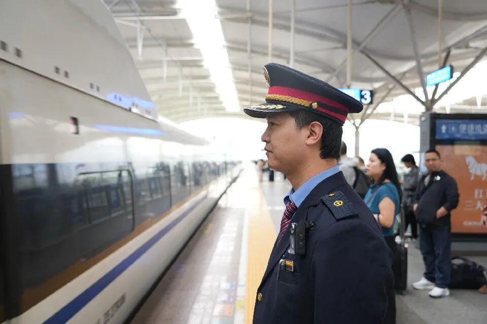 5月4日客流高位运行 福州火车站全力护航出行高峰