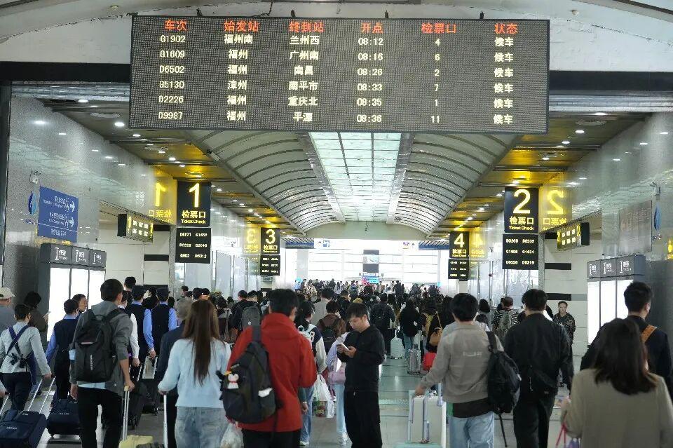5月4日客流高位运行 福州火车站全力护航出行高峰