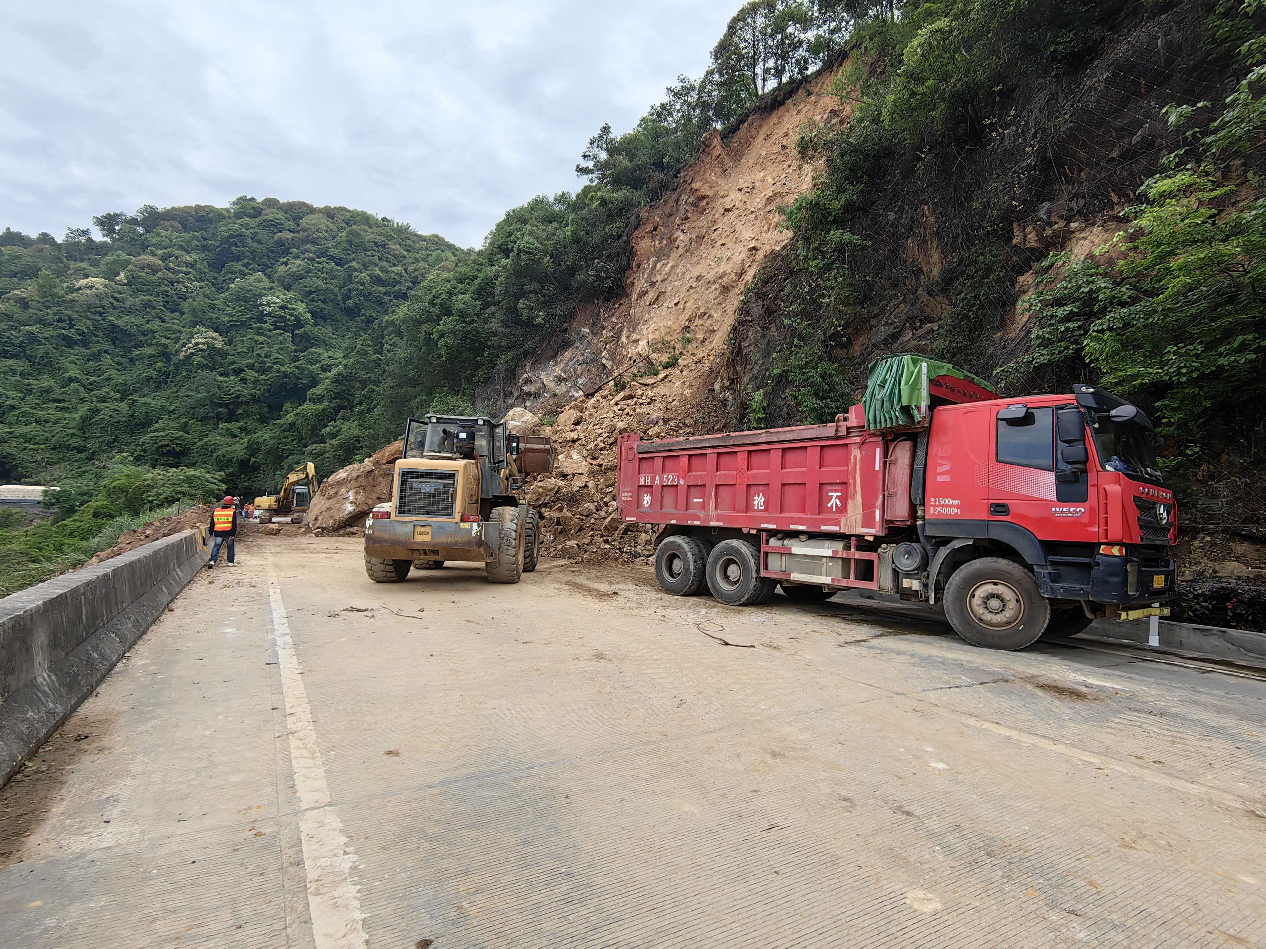 建阳：国道205线突发山体滑坡 公路部门全力抢险保障五一返程畅通