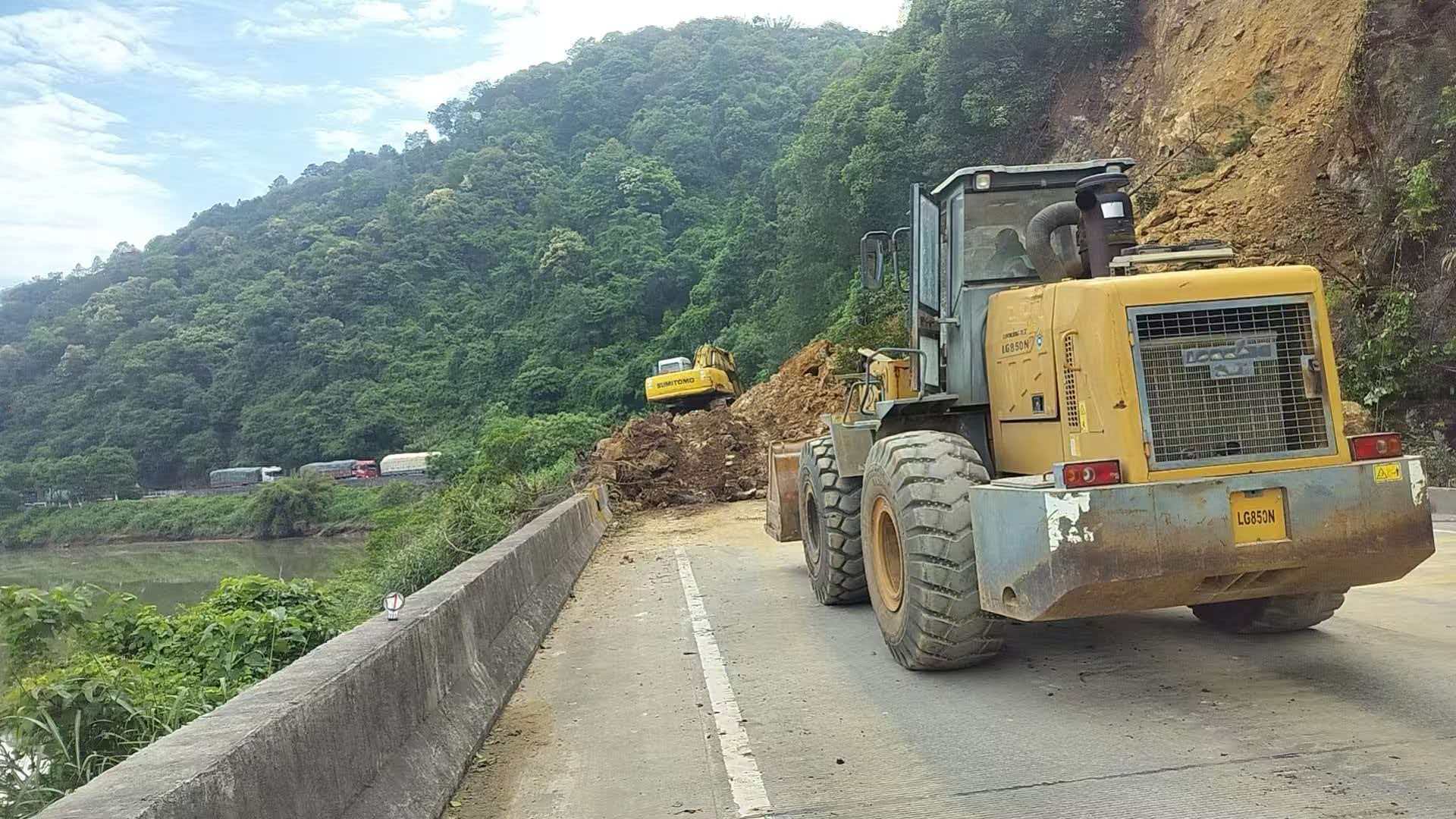 建阳：国道205线突发山体滑坡 公路部门全力抢险保障五一返程畅通