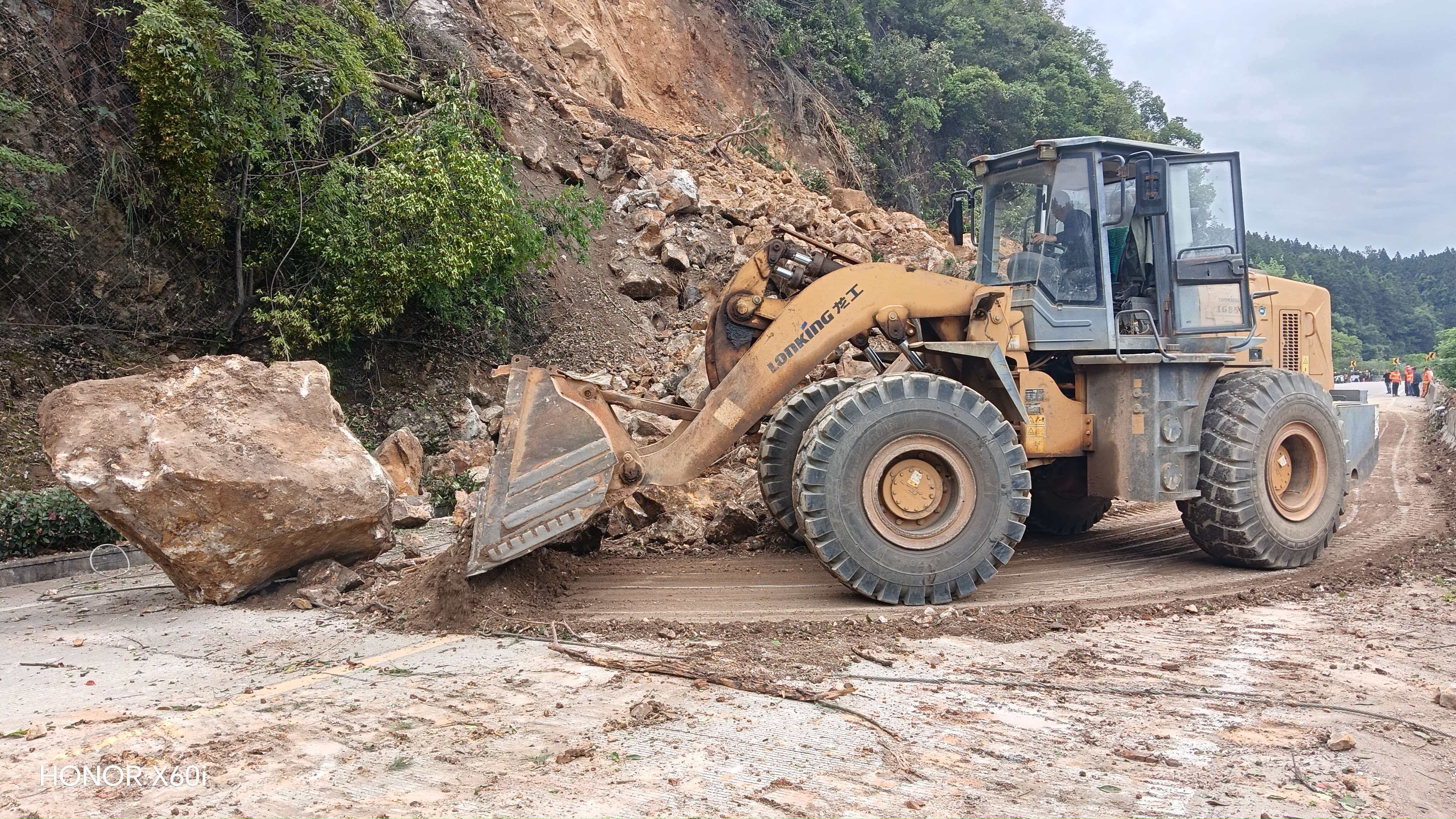 建阳：国道205线突发山体滑坡 公路部门全力抢险保障五一返程畅通