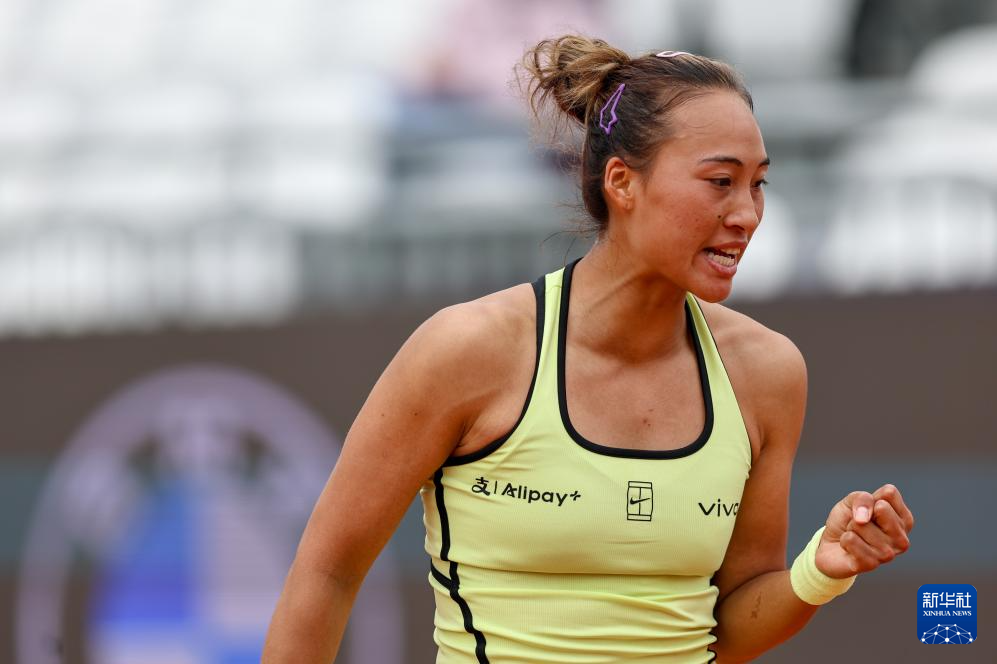 网球——WTA1000罗马站：郑钦文首轮晋级