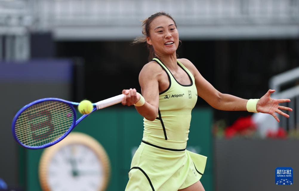 网球——WTA1000罗马站：郑钦文首轮晋级