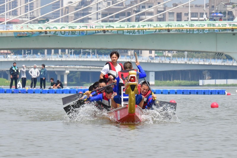 队员们奋勇争先，挥桨溅起层层水花。夏海滨 摄