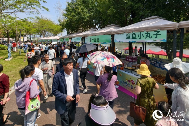 沿岸龙舟市集琳琅满目。人民网记者 陈博 摄