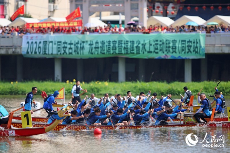 一艘艘龙舟破水疾行，劈波斩浪。人民网记者 陈博 摄