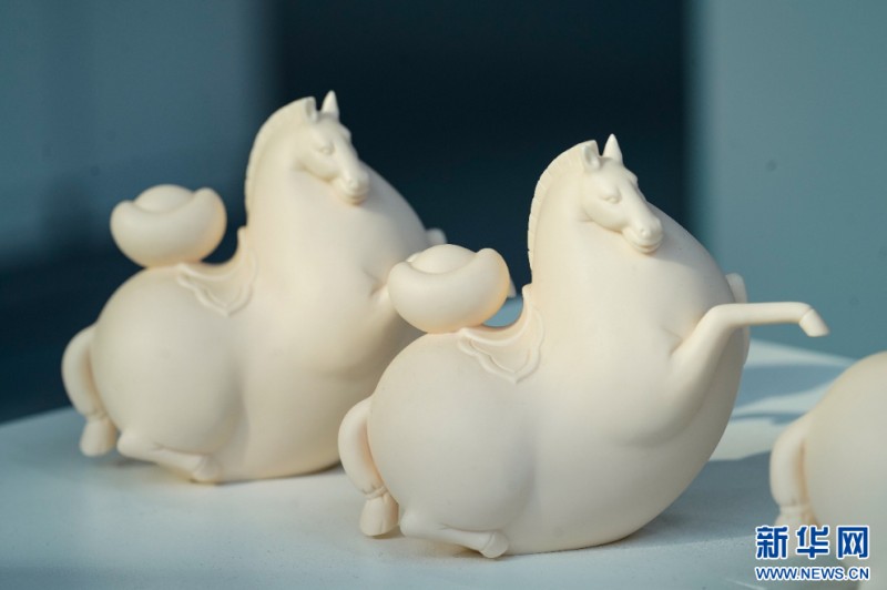 这是马年文创主题展上展示的陶瓷作品。新华网 蒋巧玲 摄