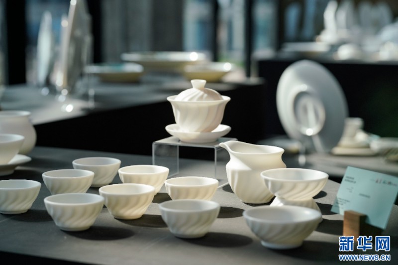 德化陶瓷餐具主题展上展出的茶具。新华网 蒋巧玲 摄