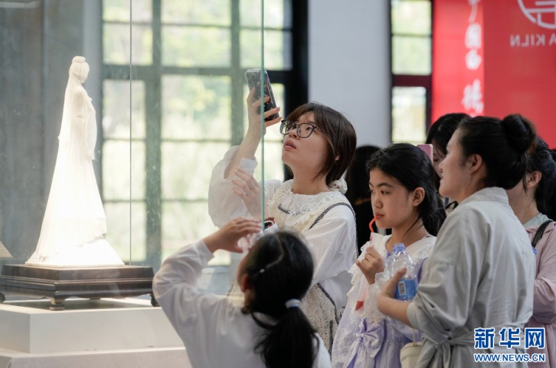 陶瓷作品《神话玉漱公主》精细入微，吸引许多人围观欣赏。新华网 蒋巧玲 摄