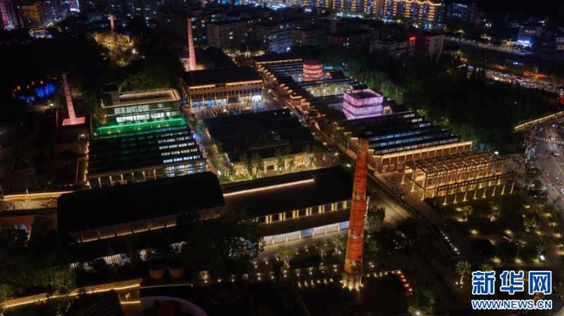 “五一”期间，红旗坊上演烟囱光影秀。新华网 肖和勇 摄