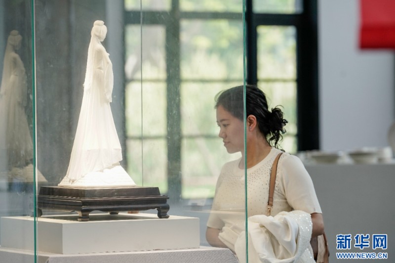 游客欣赏陶瓷作品《神话玉漱公主》。新华网 蒋巧玲 摄
