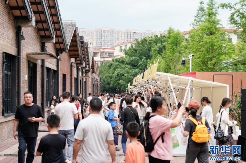 5月1日至5日，德化红旗坊·文旅产业园的羽白市集持续开市。新华网 蒋巧玲 摄