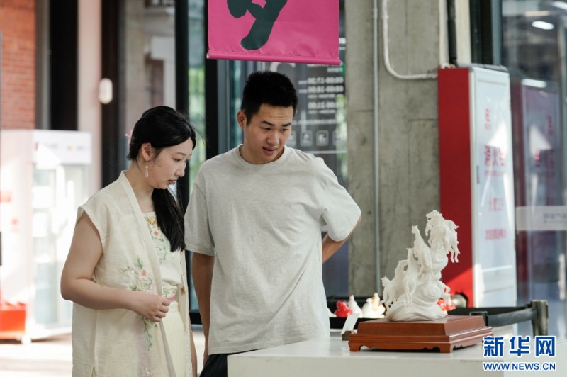 游客欣赏马年文创主题展展出的陶瓷作品《运势如虹》。新华网 蒋巧玲 摄