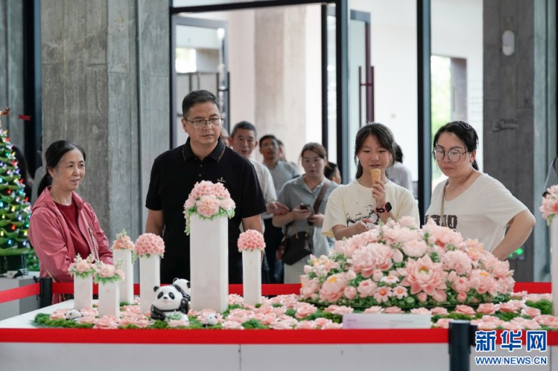 群众和游客欣赏陶瓷作品《繁花共绽》。新华网 蒋巧玲 摄