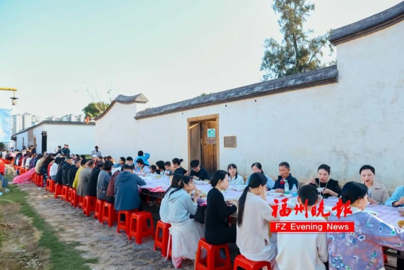 市集旁，特色长桌宴沿青石板街巷排开，地道福州乡宴菜品依次上桌。