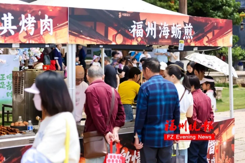 梁厝烟火市集荟萃地道福州风味与网红潮流小吃，传统小吃香气缭绕，网红冰饭、窑烤面包等新潮美食排起长队。