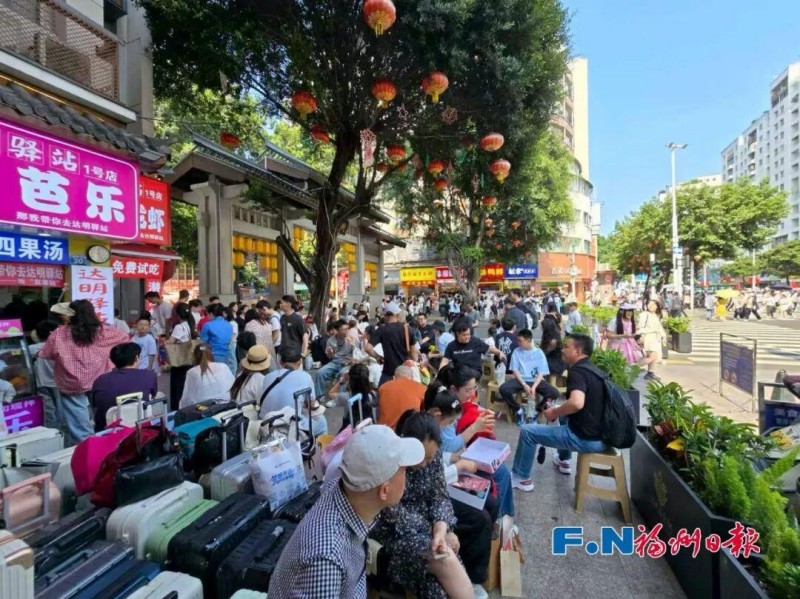 达明美食街游客如织。池远 摄