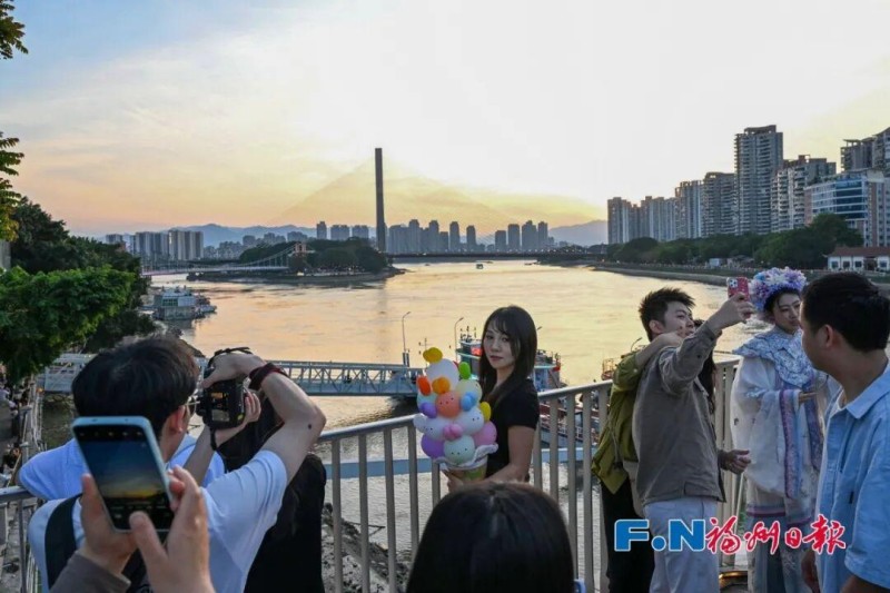 游客打卡闽江美景。池远 摄