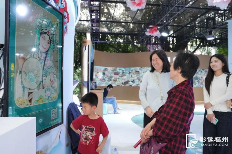 丰富的互动体验吸引了市民。包华/摄