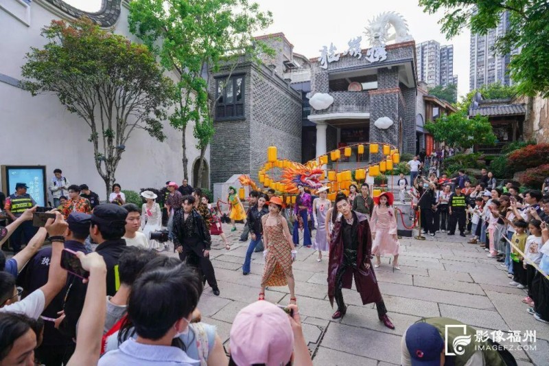 在上下杭街区隆平路志龙岭顶广场间，复古装扮的“八零九零”花样巡游队伍，用火热的舞步点燃古街。林双伟/摄