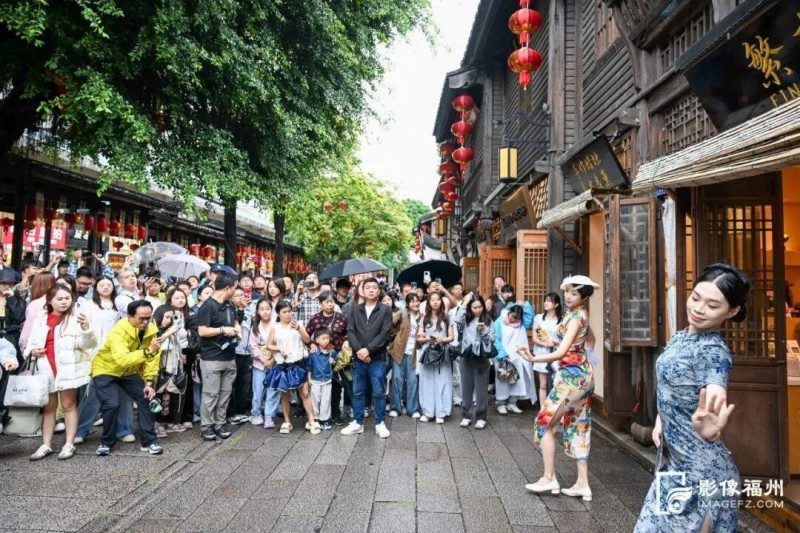 演员们南后街上展示表演。池远/摄