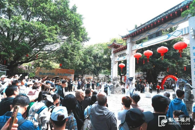 牌坊下的表演吸引了游人们观看。鼓山景区/供图
