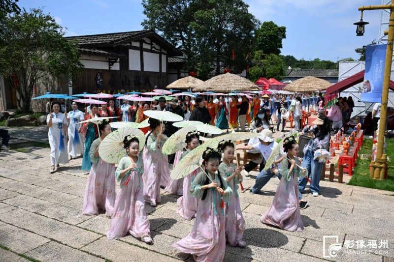 现场的巡游活动。石美祥/摄