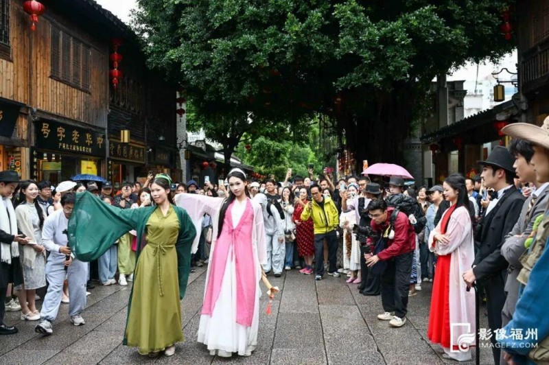 “跟着电影去享福”主题巡游队伍在南后街穿行。池远/摄