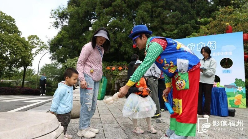 市民在园里采摘蓝莓。鼓岭管委会/供图