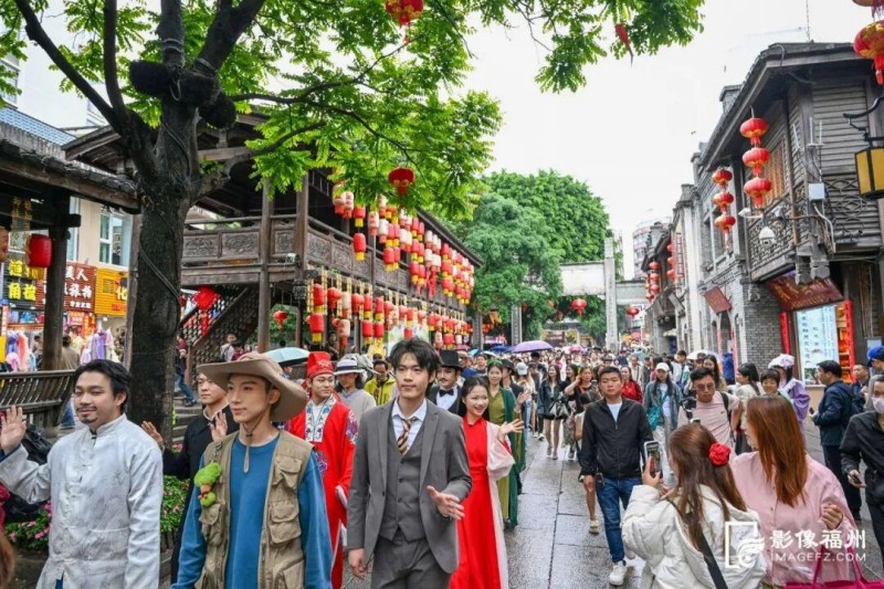 “跟着电影去享福”主题巡游队伍在南后街穿行。池远/摄