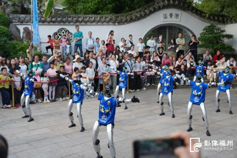 “五一”假期，在数字峰会西湖数字应用体验场景展示区，机器人穿上闽超福州队的球服表演，各种体验项目吸引了众多游人。包华/摄