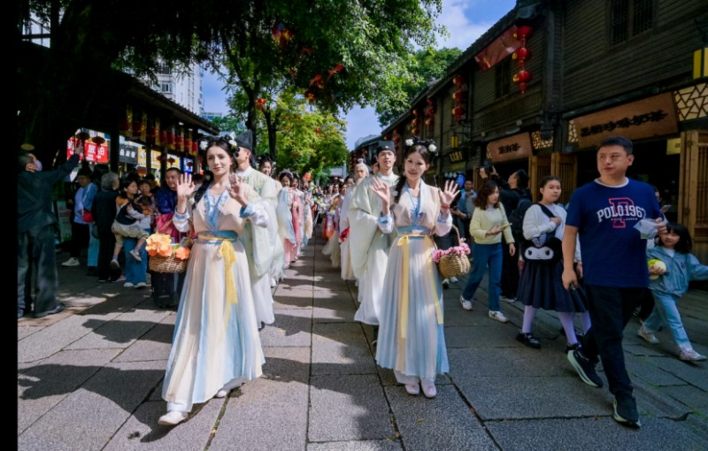 福州三坊七巷举办的花神巡游活动现场。新华网发（福州市文旅局 供图）