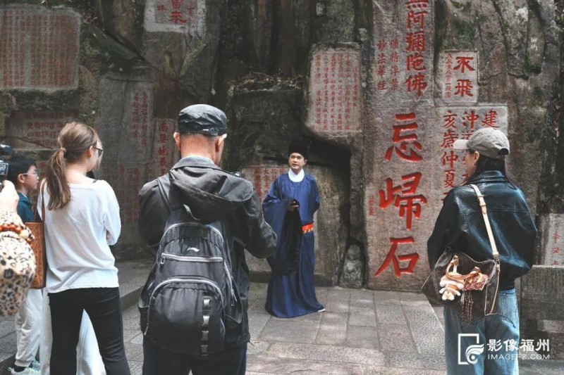 蔡襄题刻旁，NPC实景互动吸引了游人驻足。鼓山景区/供图