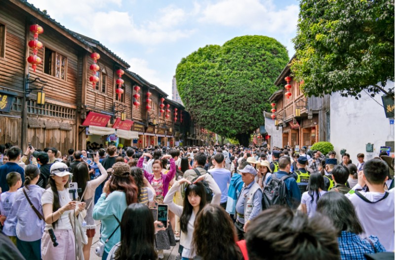 市民游客打卡福州三坊七巷“爱心树”。新华网发（福州市文旅局 供图）
