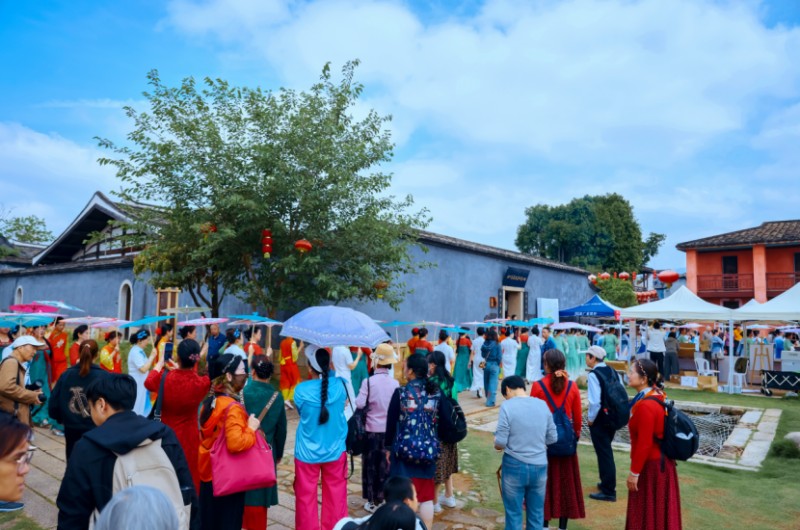 福州梁厝街区游人如织。新华网发（福州市文旅局 供图）