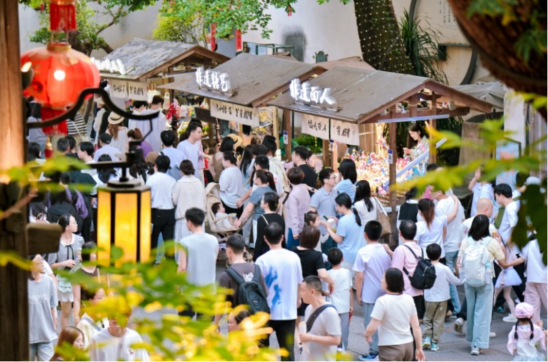 福州三坊七巷充满浓浓的非遗氛围，吸引众多市民游客前来打卡。新华网发（福州市文旅局 供图）