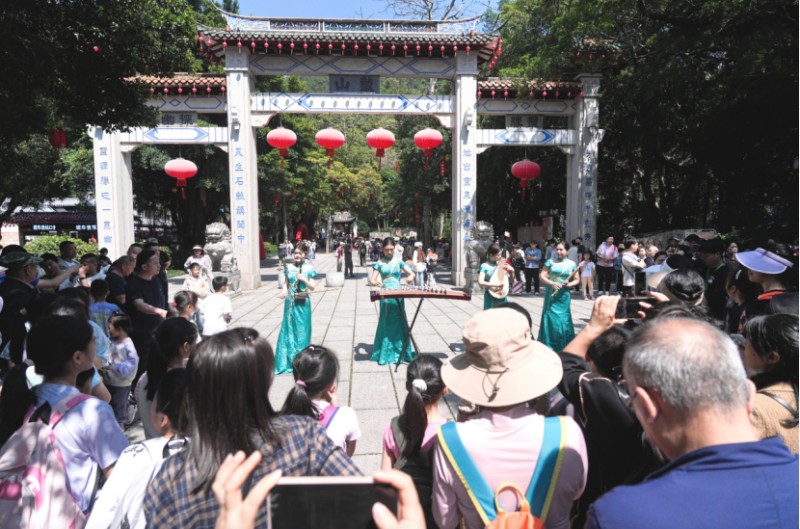 在福州鼓山，市民游客被演出活动吸引，纷纷驻足观赏。新华网发（福州市文旅局 供图）