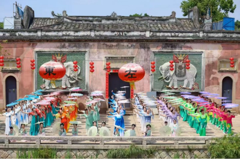 福州梁厝街区“遇见非遗”百人油纸伞表演。新华网发（福州市文旅局 供图）